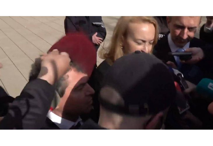 Юлиан Ангелов слага фес на Тошко Йорданов Юлиан Ангелов слага фес на Тошко Йорданов